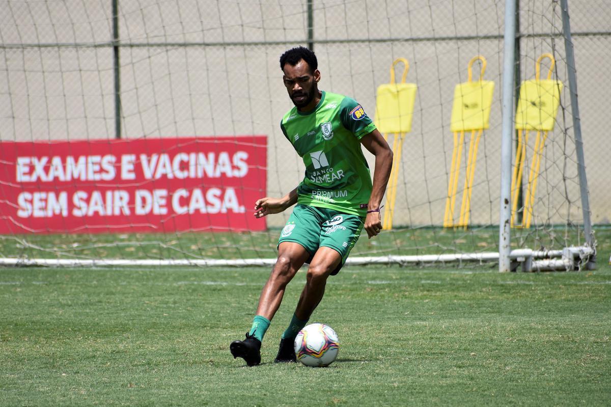 O América treinou na manhã desta terça-feira (15), no CT Lanna Drumond, em Belo Horizonte. A atividade visou o confronto contra o Figueirense, válido pela 29ª rodada da Série B do Campeonato Brasileiro. A partida será disputada nesta quinta-feira (17), às 19h15, no Estádio Orlando Scarpelli, em Florianópolis.