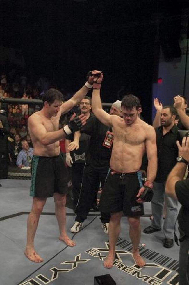 Imagens da final do The Ultimate Fighter 1, entre Forrest Griffin e Stephan Bonnar, vencida por Griffin