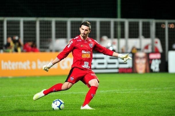 Cleiton - Formado nas categorias de base do Galo, Cleiton fez os primeiros treinos no profissional em 2013. Porm, s estreou em 2017, na vitria alvinegra por 1 a 0 sobre a Chapecoense, no Campeonato Brasileiro daquele ano. Em julho deste ano, aos 22, Cleiton assumiu a titularidade, aps Victor ficar afastado por conta de uma tendinite no joelho esquerdo. O arqueiro mostrou segurana e chegou a ficar quatro jogos seguidos sem ser vazado. A convocao para a Seleo Brasileira Olmpica - que o far desfalcar o Atltico - juntamente com a indefinio sobre o retorno de Victor foram fatores determinantes para a chegada de Wilson ao elenco atleticano. Como profissional, Cleiton foi campeo mineiro em 2015 e 2017.