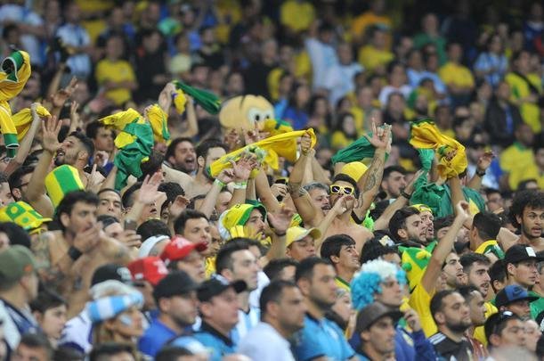Fotos das torcidas de Brasil e Argentina, no Mineiro, no clssico vlido pela semifinal da Copa Amrica