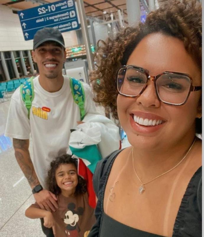 �der viaja com o filho e a esposa