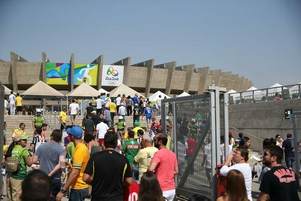 Mineiro ficou colorido nesta quarta-feira com camisas de clubes e selees em duelo da Olimpada