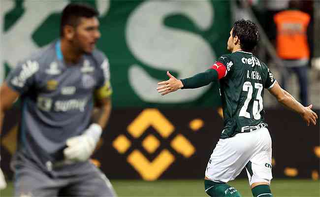Raphael Veiga cobra o pênalti e garante vitória do Palmeiras no dérbi contra o Santos 