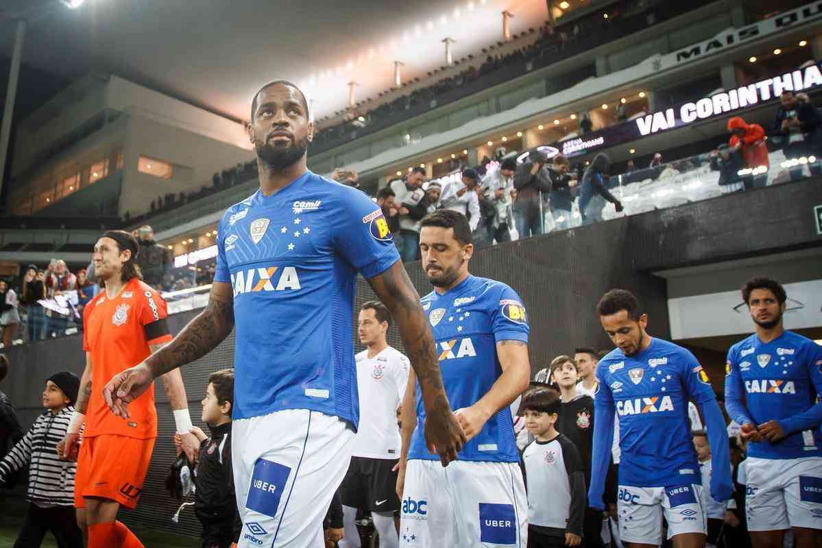 Fotos do amistoso entre Corinthians e Cruzeiro, que terminou empatado por 2 a 2, nesta quarta-feira (11/7), na Arena Corinthians, em So Paulo. Gols da Raposa foram marcados por Henrique e Rafael Sobis.