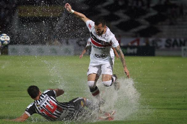 Santa Cruz e Botafogo-PB se enfrentaram pela 12ª rodada da Série C do Campeonato Brasileiro para se manterem na briga pelo G4
