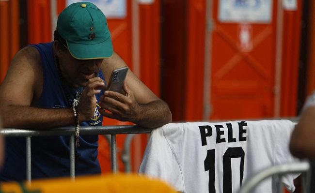 Torcedores comparecem em peso na Vila Belmiro para o velório de Pelé