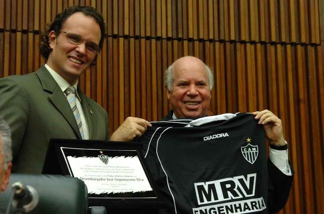 Em 2005, Galo lanou camisa toda preta produzida pela Diadora