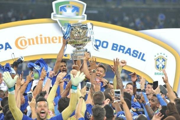 Depois da vitria por 5 a 3 nos pnaltis, que teve Fbio como heri, jogadores e comisso tcnica comemoraram muito no gramado do Mineiro. Capito Henrique ergueu a taa do penta no Gigante