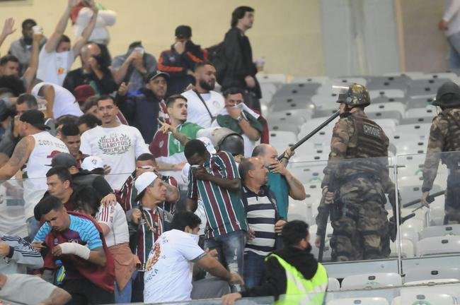 Briga entre torcedores do Cruzeiro e do Fluminense, no Mineiro, antes de jogo pelas oitavas de final da Copa do Brasil. Atrito foi na divisria, no anel superior do estdio