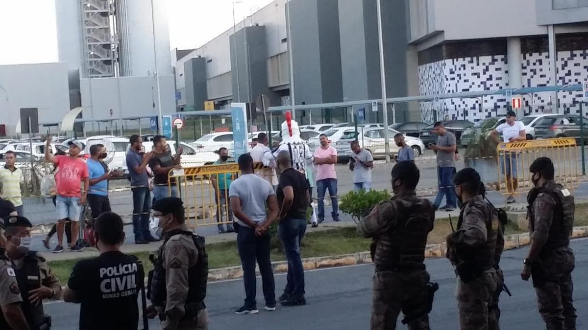 Atacante Hulk chegou a BH para reforar o Atltico. No Aeroporto de Confins, ele foi foi recebido por torcedores, pelo mascote Galo Doido e tambm por um boneco do Hulk patrocinado por um shopping popular. 