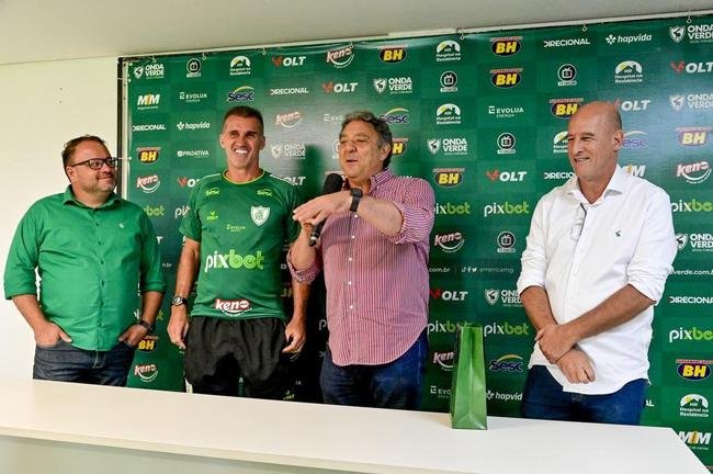 Fotos da renovao do Amrica com o tcnico Vagner Mancini nesta segunda-feira (26/9)