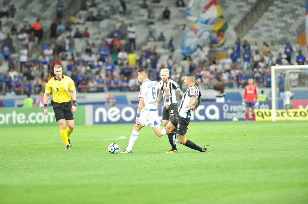 Imagens da torcida e da partida entre Cruzeiro e Santos, no Mineiro