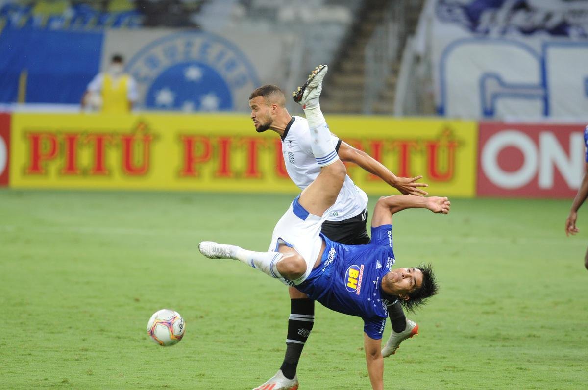 Jogo entre Cruzeiro e Figueirense, no Mineiro, em Belo Horizonte, pela 22 rodada da Srie B do Campeonato Brasileiro