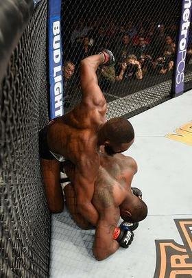 Jon Jones volta ao octógono do UFC e conquista cinturão interino