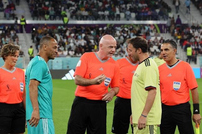 Jogo festivo entre lendas das Copas do Mundo reuniu �dolos do futebol como Materazzi, Essien, Michel Salgado, Seedorf, Jorge Campos, Terry, Del Piero, Vieri, Makelele, Deco, Zanetti, Batistuta, Mario Kempes, Cafu e Roberto Carlos no Est�dio Al Thumama e teve presidente da Fifa Gianni Infantino como �rbitro