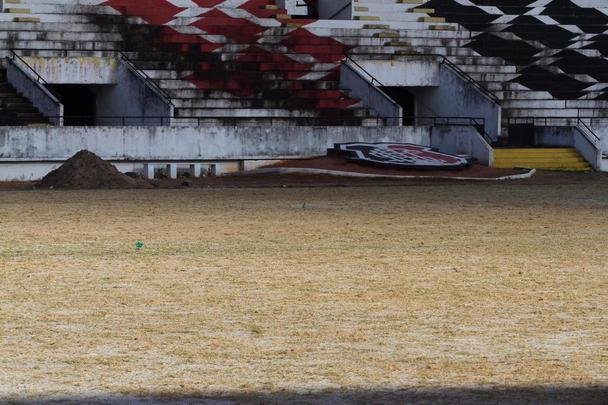 Grama nova foi plantada no último mês, em novembro, e já brotou, mas a aparência, até o momento, é de folhas ainda secas