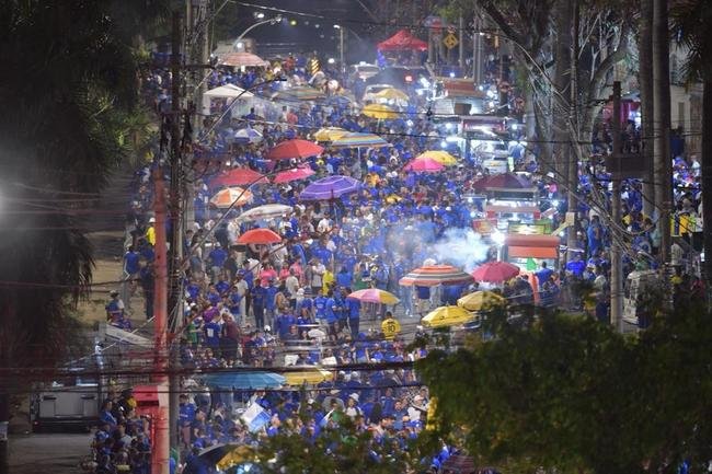 Mineiro teve show de luzes e iluminao especial antes do jogo entre Cruzeiro e Ituano pela Srie B do Campeonato Brasileiro. Estdio aderiu  campanha Outubro Rosa, de conscientizao da sociedade para a preveno do cncer de mama. Houve ainda espetculo com fogos e aes de patrocinadores do clube na esplanada para o torcedor, que festejou com o time o ttulo da Srie B do Brasileiro