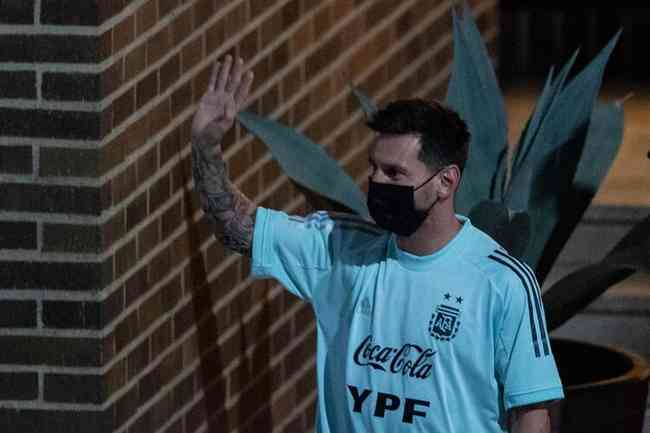 Messi se apresentou  Seleo da Argentina depois de fazer o jogo de estreia pelo PSG