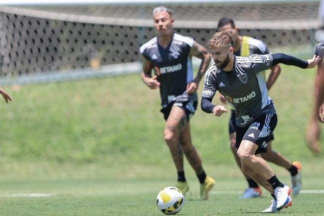 Fotos do treino do Atltico nesta quarta-feira (12/10), na Cidade do Galo. Em recuperao de um incmodo na panturrilha esquerda, Hulk fez funcional no campo e ainda  dvida para o confronto contra o Flamengo, no sbado, s 20h30, no Maracan, pelo Brasileiro