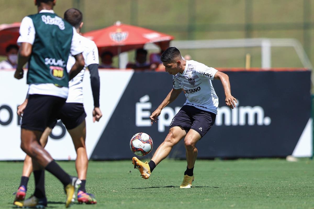 Fotos do coletivo entre profissionais e sub-20 do Atltico