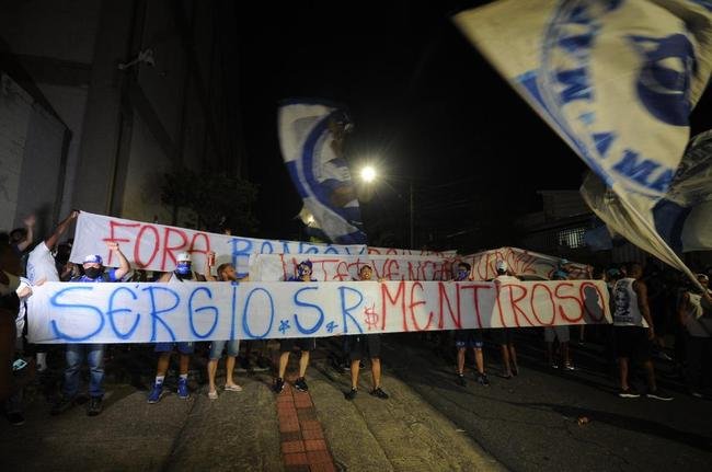 Torcida do Cruzeiro mira Srgio, Deivid e conselheiros em protesto no Horto, antes do jogo diante do Operrio-PR, pela Srie B
