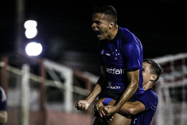 Neste sbado (18/2), o Cruzeiro visitou o Alapo do Bonfim, em Nova Lima, para medir foras com o Villa Nova, pela 6 rodada do Campeonato Mineiro. O time celeste venceu por 4 a 0 - gols de Gilberto (3) e Mateus Vital.