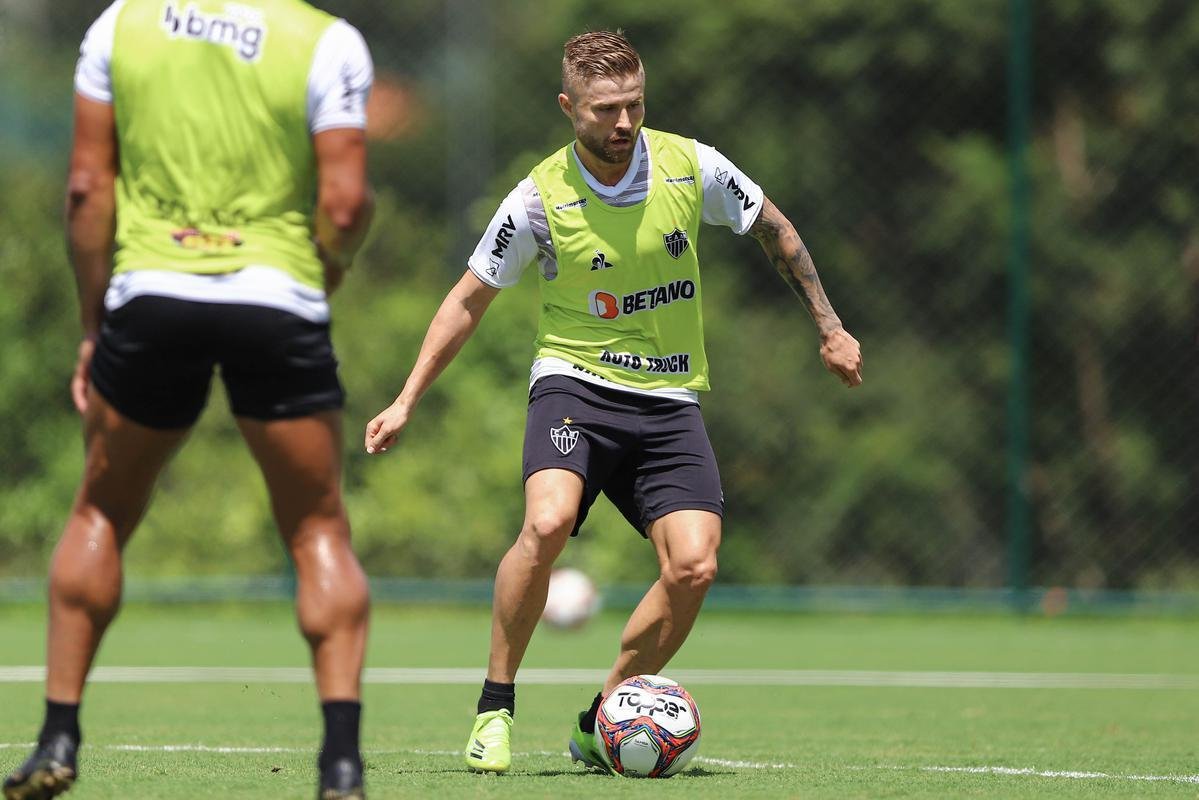 Treino do Atlético em campo. Jogadores fizeram atividade pela manhã no gramado. No período da tarde, trabalho foi na academia