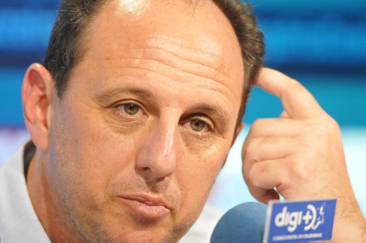 Rogrio Ceni concedeu entrevista coletiva e comandou o primeiro treinamento