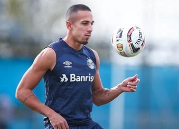 Lateral-esquerdo de 25 anos foi comandado pelo técnico do Coelho no Atlético-GO e no Grêmio, onde se destacou pelo grande número de assistências