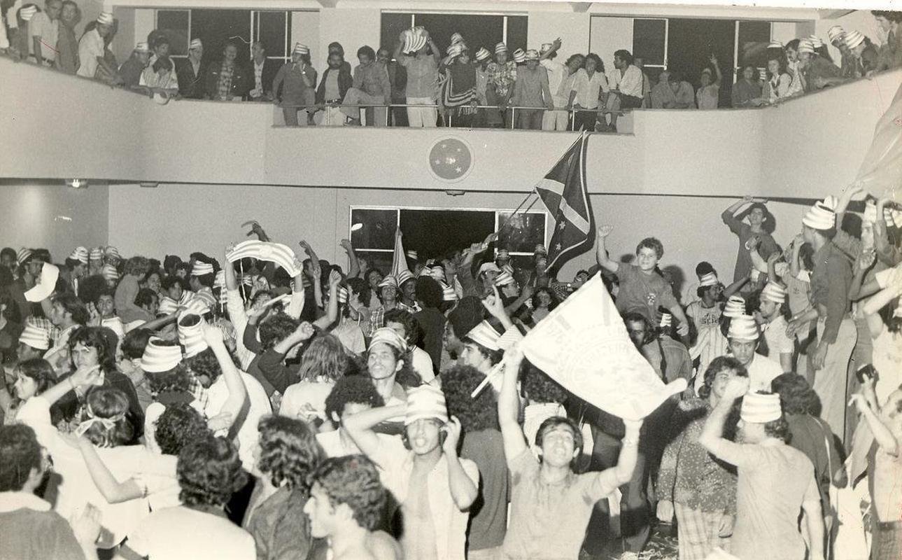 O Cruzeiro conquistou a Copa Libertadores de 1976 ao derrotar o River Plate por 3 a 2 em Santiago, no Chile, em 30 de julho. Foi a terceira partida da deciso. No desembarque no Aeroporto da Pampulha, em Belo Horizonte, jogadores celestes foram recebidos com muita festa. Houve ainda desfile de carro aberto pelas ruas da capital mineira.