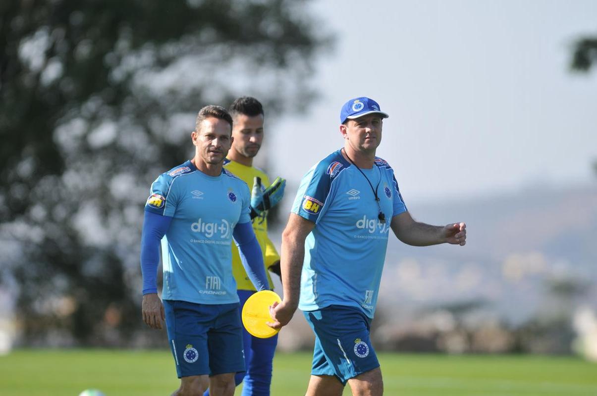 Rogrio Ceni concedeu entrevista coletiva e comandou o primeiro treinamento