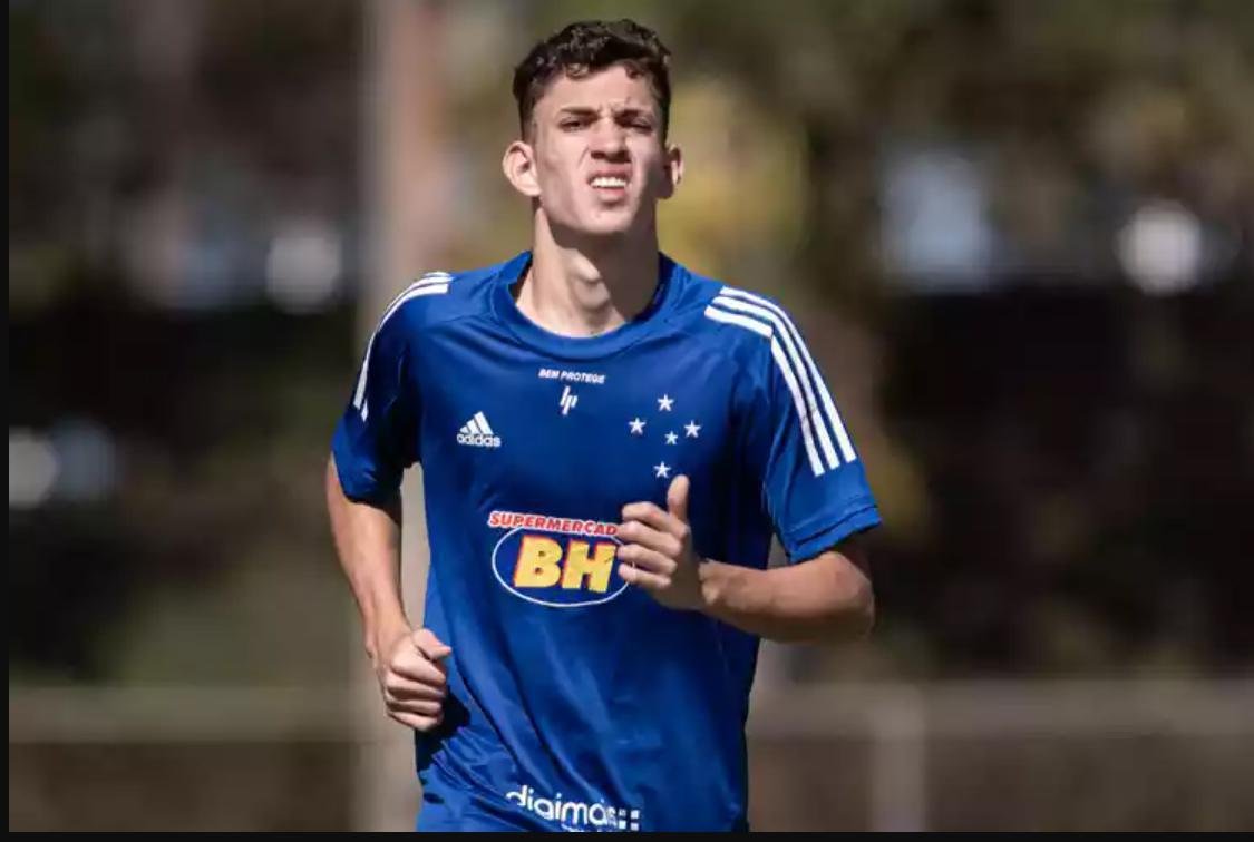 Stênio tenta voltar a ficar 100% física e tecnicamente. O atacante passou por uma cirurgia no ombro esquerdo em setembro e deixou o departamento médico recentemente.