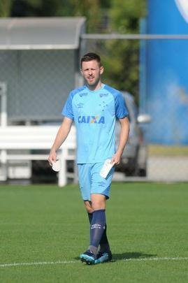 Mano Menezes voltou a fechar treino na Toca da Raposa II e permitiu imagens apenas do aquecimento. O certo é que o treinador voltará a contar com o Cruzeiro ideal diante do Boca Juniors, na quinta-feira, no Mineirão. Todos os atletas estão à disposição para duelo de volta das quartas de final da Libertadores