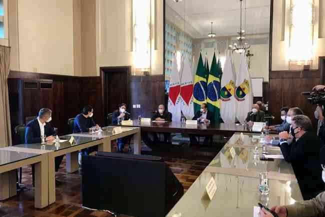 Alexandre Kalil, prefeito de Belo Horizonte, em reunio com dirigentes dos clubes da capital nesta tera-feira (27)