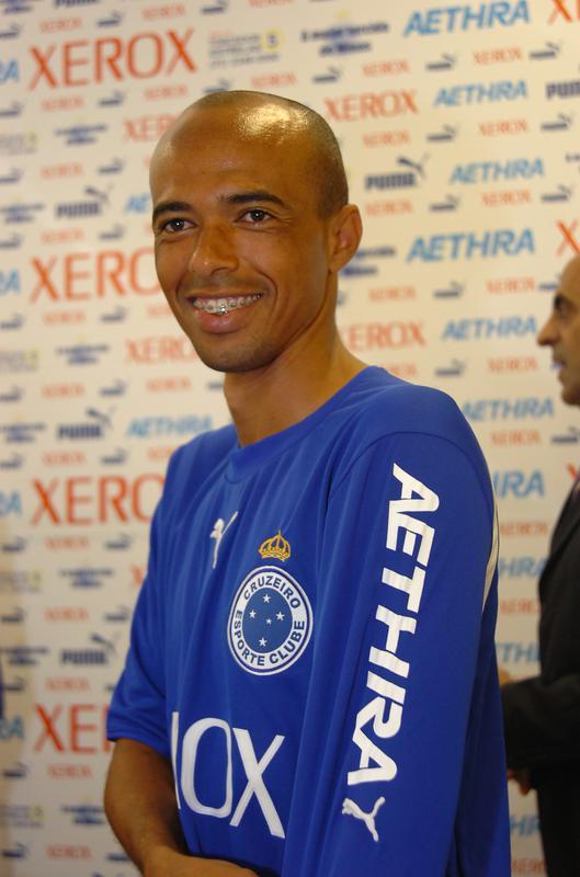 Com 15 títulos, Ricardinho ainda é o jogador mais vitorioso da história do Cruzeiro. De 1994 a 2002, o volante ganhou três Copas do Brasil, uma Libertadores, duas Copas Sul-Minas, três Campeonatos Mineiros, um Supercampeonato Mineiro, uma Copa Ouro, uma Copa Master, uma Recopa Sul-Americana, uma Copa Centro-Oeste e uma Copa dos Campeões. Entre 2002 e 2006, ele jogou por dois clubes japoneses: Kashiwa Reysol e Kashima Antlers. Em 2007, voltou à Raposa como capitão, mas sem o ritmo que o consagrou como motor do time na primeira passagem. No mesmo ano, teve experiência pouco empolgante no Corinthians e resolveu encerrar a carreira aos 31 anos devido a dores crônicas no tornozelo. Dono de bom chute de fora da área, Ricardinho marcou 48 gols em 441 partidas pelo clube celeste.