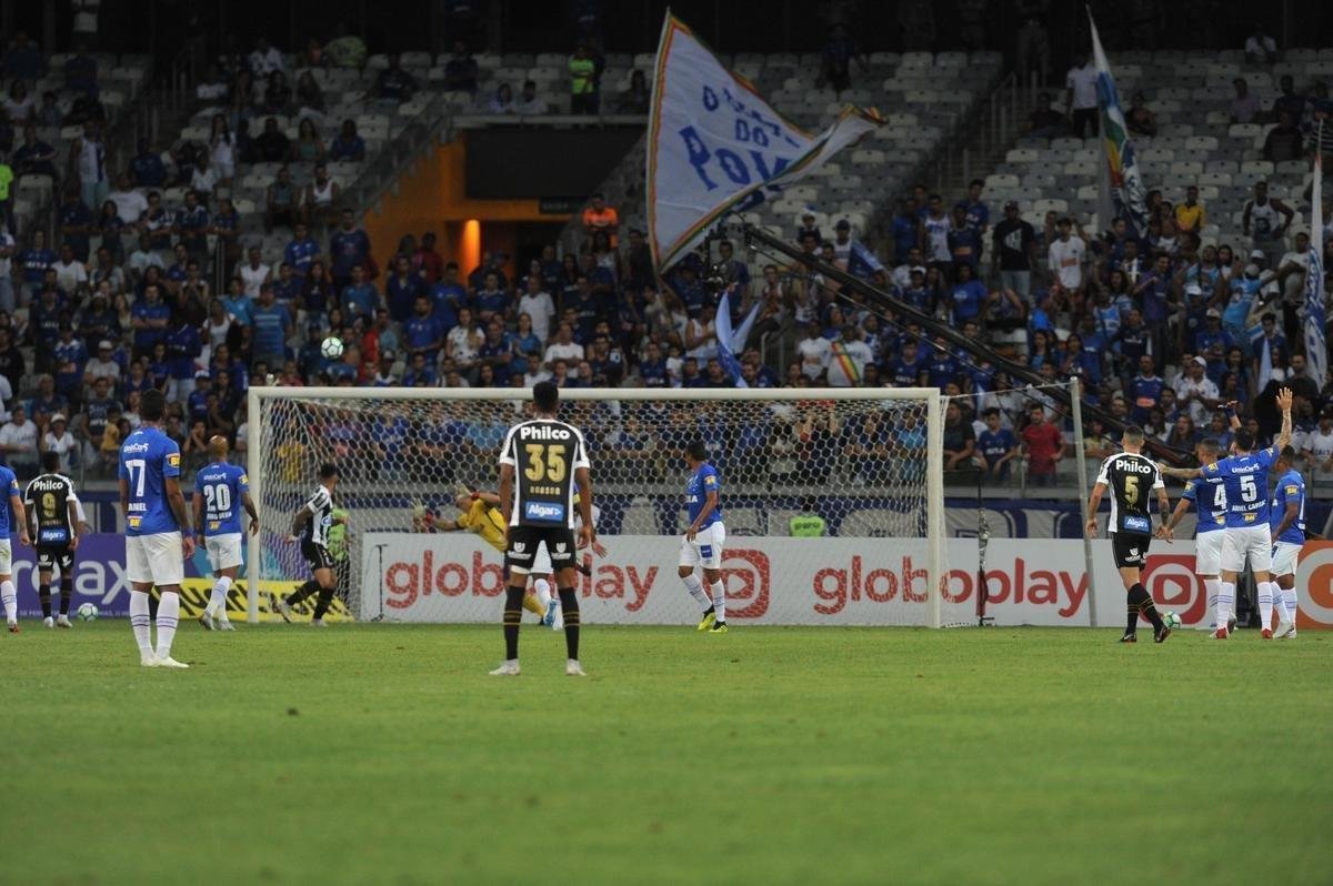 Em jogo com grande atuao do goleiro Fbio, Cruzeiro derrotou Santos de virada, por 2 a 1, com gols de Sass e Raniel; Gabriel Barbosa marcou para o Peixe, no Mineiro, pela 26 rodada do Brasileiro