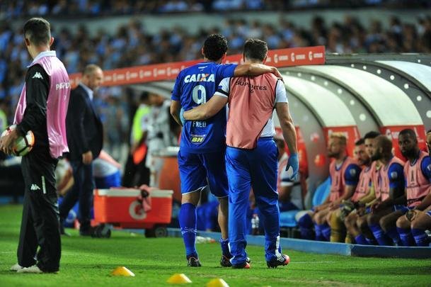 Fred sentiu incmodo na panturrilha direita e deixou partida com Racing aos seis do primeiro tempo
