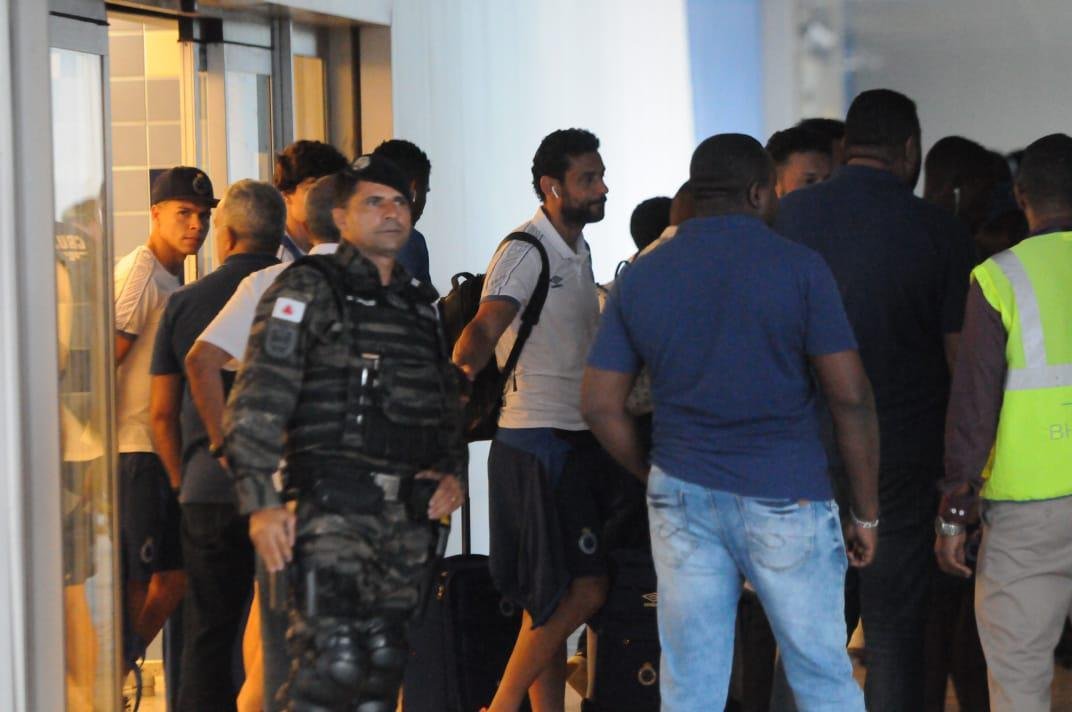 Jogadores do Cruzeiro desembarcaram nesta sexta-feira  tarde no Aeroporto de Confins, na Grande Belo Horizonte, depois da derrota por 2 a 0 para o Grmio, em Porto Alegre. O policiamento foi reforado e houve escolta do nibus at a Toca da Raposa II. No houve presena de torcidas organizadas. Motoristas de aplicativo, presentes no local, foram os nicos a presenciar a chegada. Os cruzeirenses xingaram, enquanto os atleticanos gritaram 'o o o, segunda diviso'.