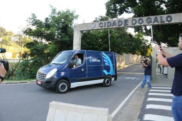 Carro funerrio entra e deixa a Cidade do Galo com o corpo de Bebeto de Freitas