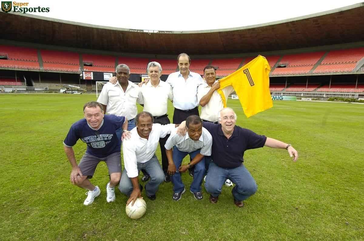 Na foto, em pé, os ex-craques Zé Carlos, William, Procópio e Neco que segura a camisa do ex-goleiro Raul. Agachados estão Natal, Dirceu Lopes, Evaldo e Tostão.