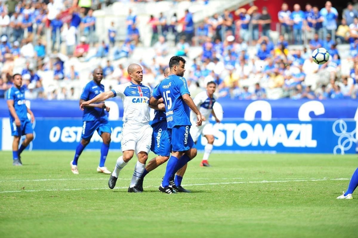 Cruzeiro: time campeo da Trplice Coroa de 2003 venceu equipe de masters por 2 a 1, neste domingo, em jogo festivo realizado no Mineiro