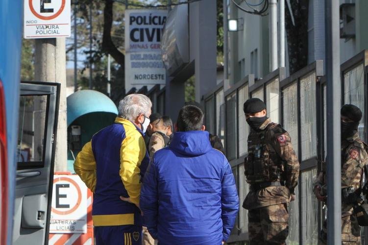 A delegação do Boca Juniors foi liberada da Central de Flagrantes 4  (CEFLAN 4) da Polícia Civil, no bairro Alípio de Melo, região Noroeste de Belo Horizonte, por volta das 12h desta quarta-feira. Jogadores e membros da comissão técnica da equipe argentina ficaram na delegacia por cerca de 12 horas para esclarecimentos sobre a confusão no Mineirão após a eliminação diante do Atlético, nos pênaltis, pelas oitavas de final da Copa Libertadores da América.