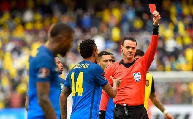 Wilmar Roldn apitando duelo entre Brasil e Equador, pelas Eliminatrias