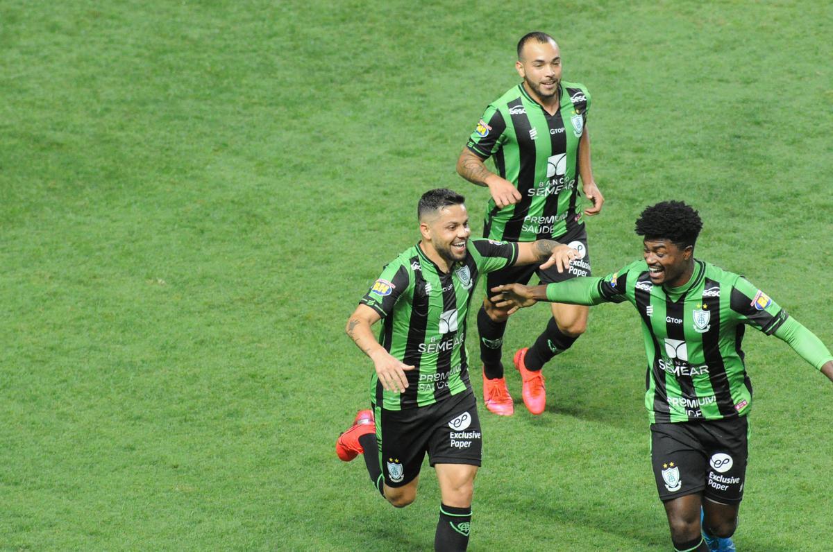 Fotos do duelo entre Amrica e Ponte Preta, no Independncia, em Belo Horizonte, em jogo de volta da quarta fase da Copa do Brasil