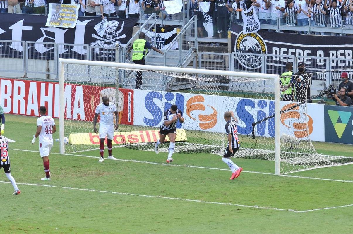 De pnalti, Hulk empata para o Atltico diante do Fluminense no Mineiro. Lance foi revisado pelo VAR