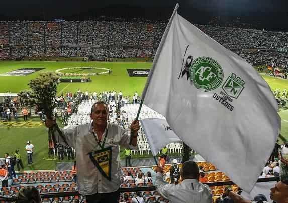 Lugar destinado a futebol e muita alegria, o Estdio Atanasio Girardot foi palco de homenagens e emoo. Com roupas brancas e flores nas mos, torcedores do Atltico Nacional fizeram viglia no local que seria, nesta quarta-feira, palco do jogo de ida da final da Copa Sul-Americana. Mas o desastre areo que matou grande parte da delegao da Chapecoense, convidados e jornalistas brasileiros impediu a realizao da festa. No lugar da bola rolando, tristeza e solidariedade. E milhes de entusiastas do esporte espalhados por todo o planeta dispostos a desejar fora  Chape. As imagens acima mostram que tudo isso  muito mais que futebol. O Nacional, atual campeo da Copa Libertadores, mostra todo o seu apoio ao clube catarinense, agora em busca de reconstruo para tocar seu caminho