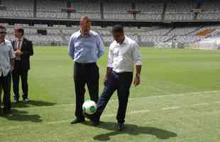 06/03/2013 - Ronaldo visita o Mineiro na companhia de Jrme Valcke, secretrio-geral da Fifa, para vistoriar obras da Copa
