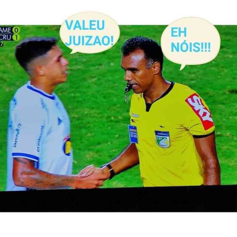 Vitria do Cruzeiro e polmica arbitragem: os memes do clssico pela Srie B