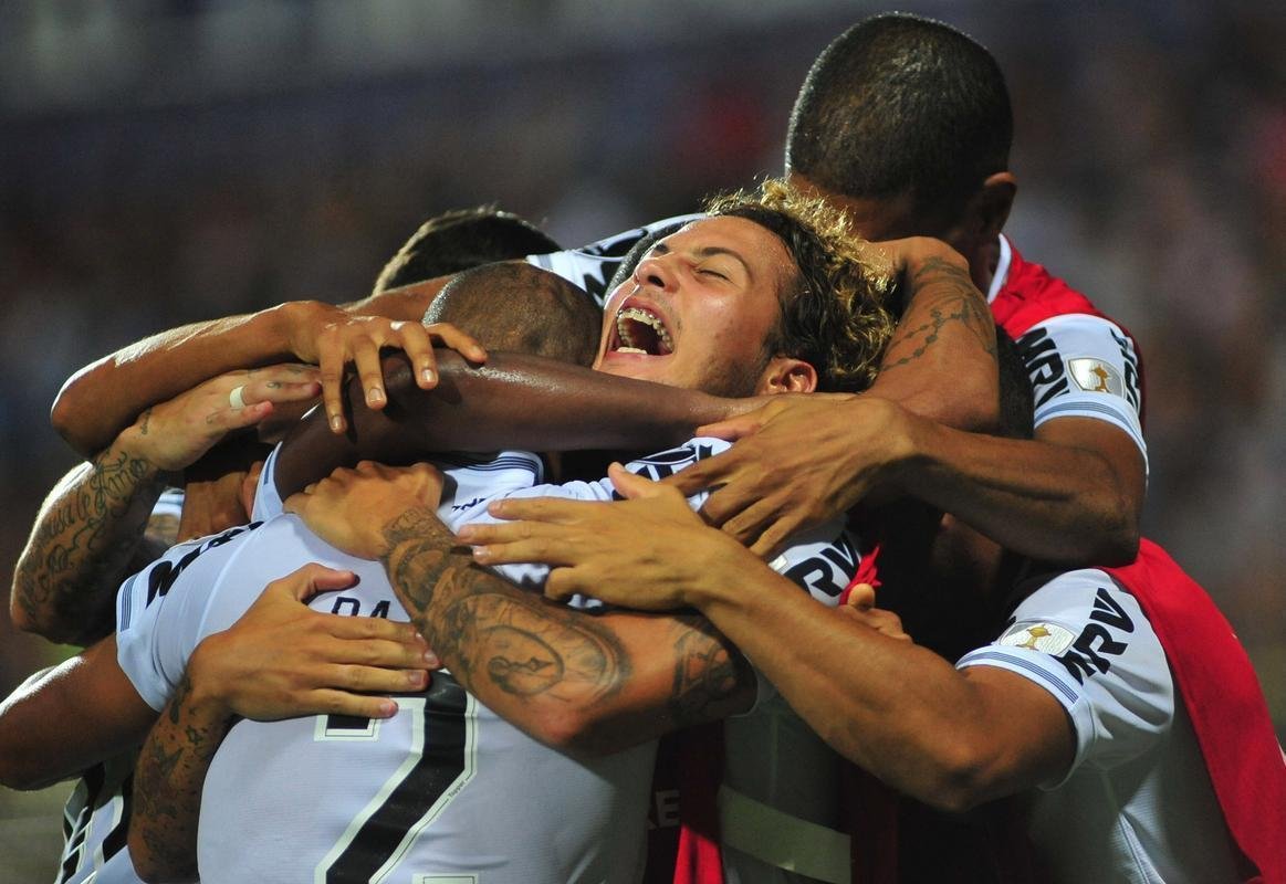 Cazares marcou o segundo gol do Atltico na vitria por 2 a 0 sobre o Defensor, em Montevidu