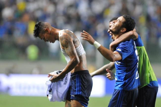 Emocionado, Richard homenageia irmo em gol pelo Cruzeiro
